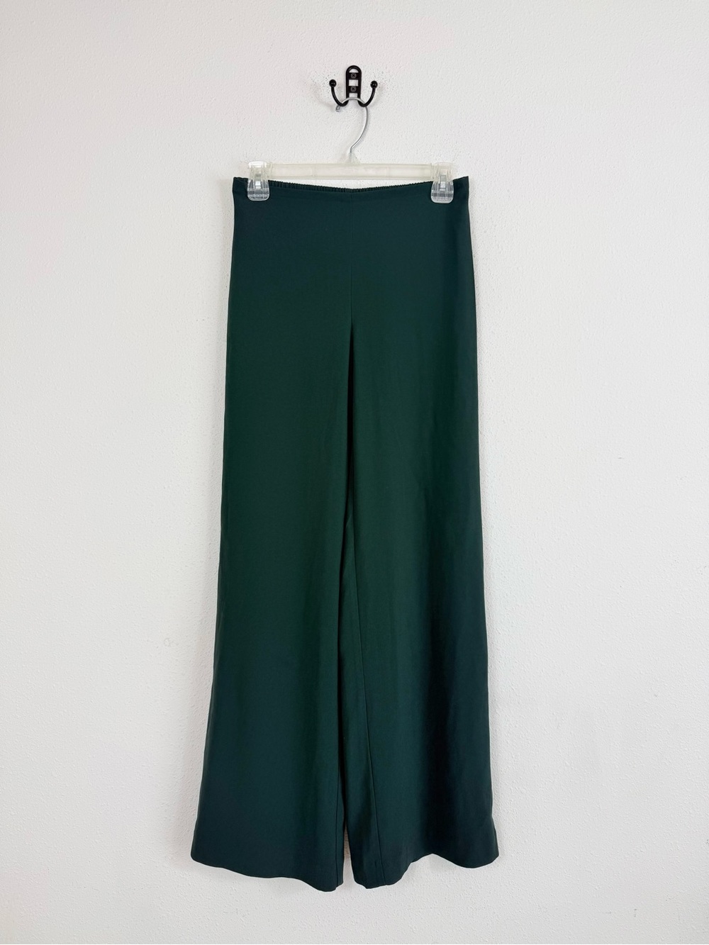 Babaton by Aritzia Green Strive Pant
Mid-rise wide-leg crepe Sz XS